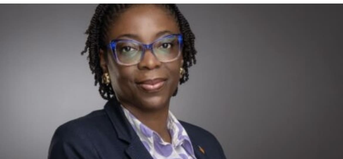 Nigeria : Après le décès d’Herbert Wigwe, Bolaji Agbede nommée directrice générale d’Access Bank par interim Bolaji Agbede a obtenu une licence en mathématiques et statistiques de l'Université de Lagos en 1990. Elle a également obtenu une Maîtrise en administration des affaires (MBA) de l'Université de Cranfield au Royaume-Uni en 2002. Elle est membre du Chartered Institute of Management UK et du Chartered Institute of Personnel Management of Nigeria. Mme Agbede participe à de nombreux programmes de leadership et de développement professionnel, notamment le programme de leadership de haute performance organisé par l'IMD et le programme de gestion stratégique des talents de la London Business School. La nomination rapide de Bolaji Agbede au poste de DG par intérim répond aux inquiétudes des actionnaires, alors que l'action d'Access Holdings a enregistré une baisse de 6,26% suite au décès de son PDG.