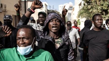 Le quartier du Plateau, siège de la décision politique, a offert le spectacle rarissime de protestataires en petit nombre jouant au chat et à la souris avec les forces de sécurité parmi les Dakarois vaquant à leurs activités autour de l'Assemblée placée sous la protection de dizaines de gendarmes et policiers appuyés par des véhicules lourds.