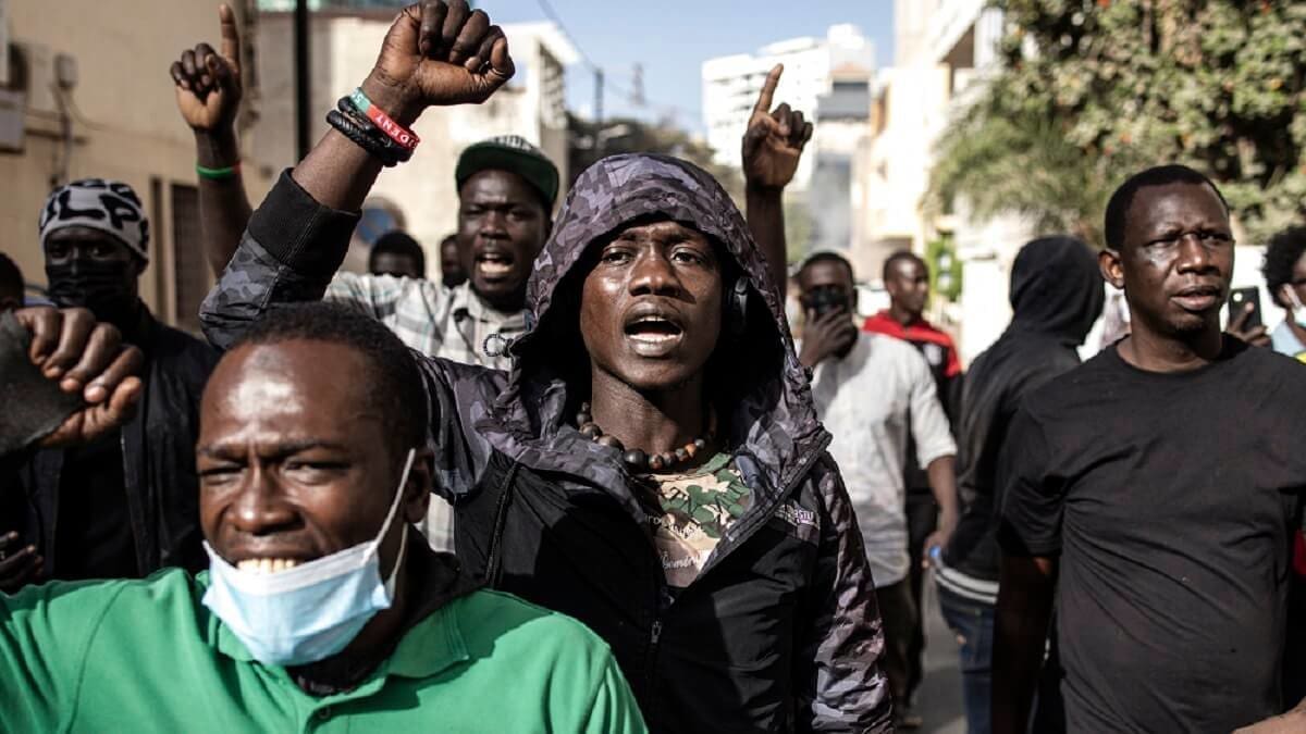 Crise au Sénégal : Débat crucial au Parlement, heurts sporadiques devant l’Assemblée Le quartier du Plateau, siège de la décision politique, a offert le spectacle rarissime de protestataires en petit nombre jouant au chat et à la souris avec les forces de sécurité parmi les Dakarois vaquant à leurs activités autour de l'Assemblée placée sous la protection de dizaines de gendarmes et policiers appuyés par des véhicules lourds.
