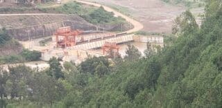 Intégration régionale : Le Barrage hydroélectique de Rusumo bientôt ouvert Le barrage hydro-électrique régional des chutes de Rusumo Falls va fournir 80MW à partager équitablement entre trois pays : le Burundi, le Rwanda et la Tanzanie. Il s’agit d’un vieux projet d’une quarantaine d’années mais, qui, aujourd’hui, est réalisé à 99,9% des travaux, selon Dr. Isaac Alukwe, coordinateur régional de l’Unité de coordination du Projet d’Interconnexion Électrique des Pays des Lacs Équatoriaux du Nil (NELSAP-CU) de l’IBN chargé actuellement du suivi de la mise en œuvre des travaux mécaniques et électriques. Ce qui comprend la conception, la fourniture, l’installation et la mise en œuvre de l’équipement électromécanique.