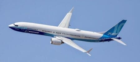 Les commandes ont afflué auprès du constructeur européen alors que Boeing ne disposait pas d’un appareil compétitif. C’est alors que, pour des raisons strictement économiques, une version aménagée du B737 a été créée en urgence sans prendre en compte toutes les précautions liées à la sécurité. Cela ne pardonne pas et deux accidents mortels ont frappé Lion Air et Ethiopian Airlines. Comme il s’agissait de transporteurs disons exotiques, Boeing a commis la grave erreur de prendre l’affaire avec une certaine arrogance allant jusqu’à accuser les transporteurs en question de défauts dans leur organisation.