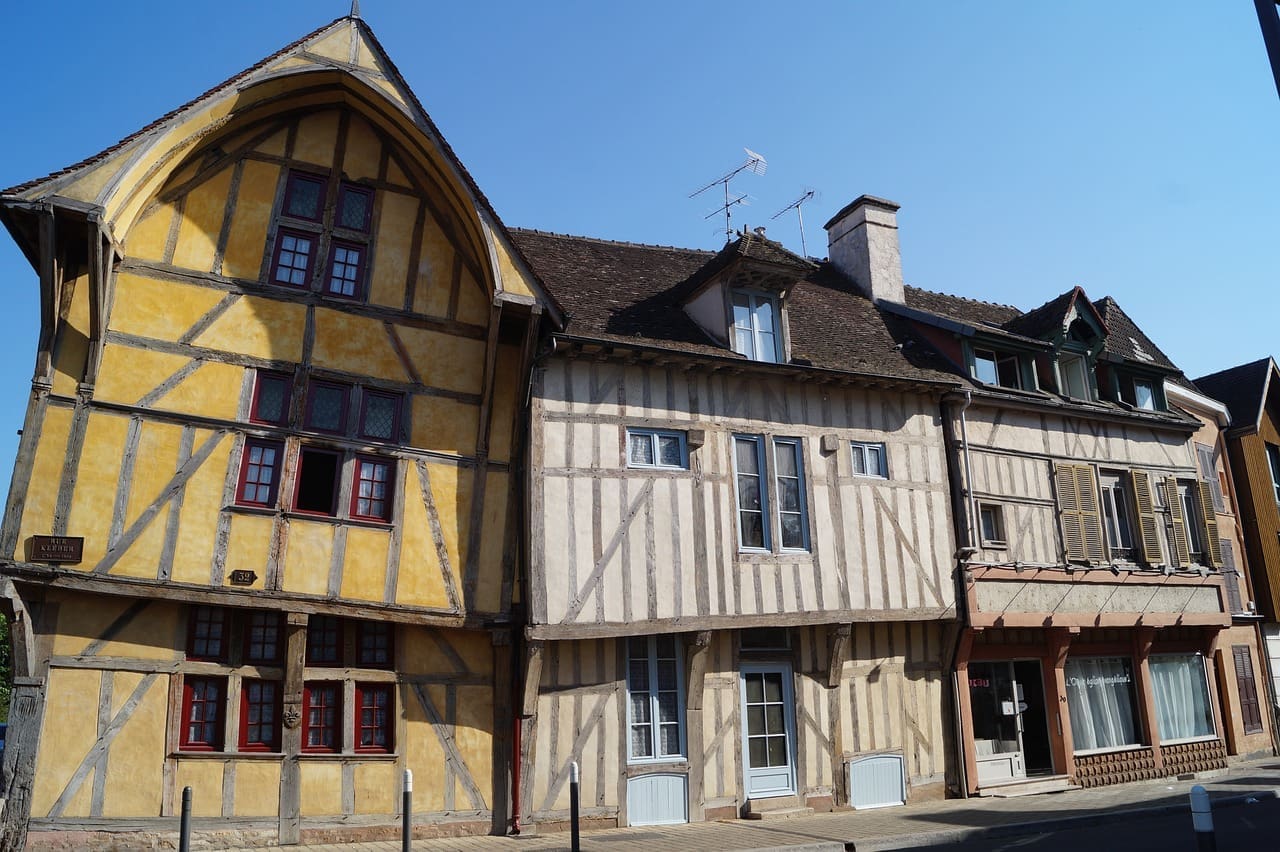 En plein cœur du 10ème arrondissement de Paris, La Filature est devenue une pépinière associative en faveur de l’entrepreneuriat grâce à la famille Mullliez et son dynamisme reconnu dans la Fondation Entreprendre créée par André Mulliez, ancien dirigeant de Phildar. L'Ecole française de Bonneterie fut créée en 1888 sous le patronage de la Chambre de commerce de Troyes et du «Syndicat de la Bonneterie.» Soucieuse de transmettre l’intelligence de la main, cette institution auboise a elle aussi laissé des traces au cœur de la Champagne à la croisée des énergies éducatives et du patrimoine industriel.
