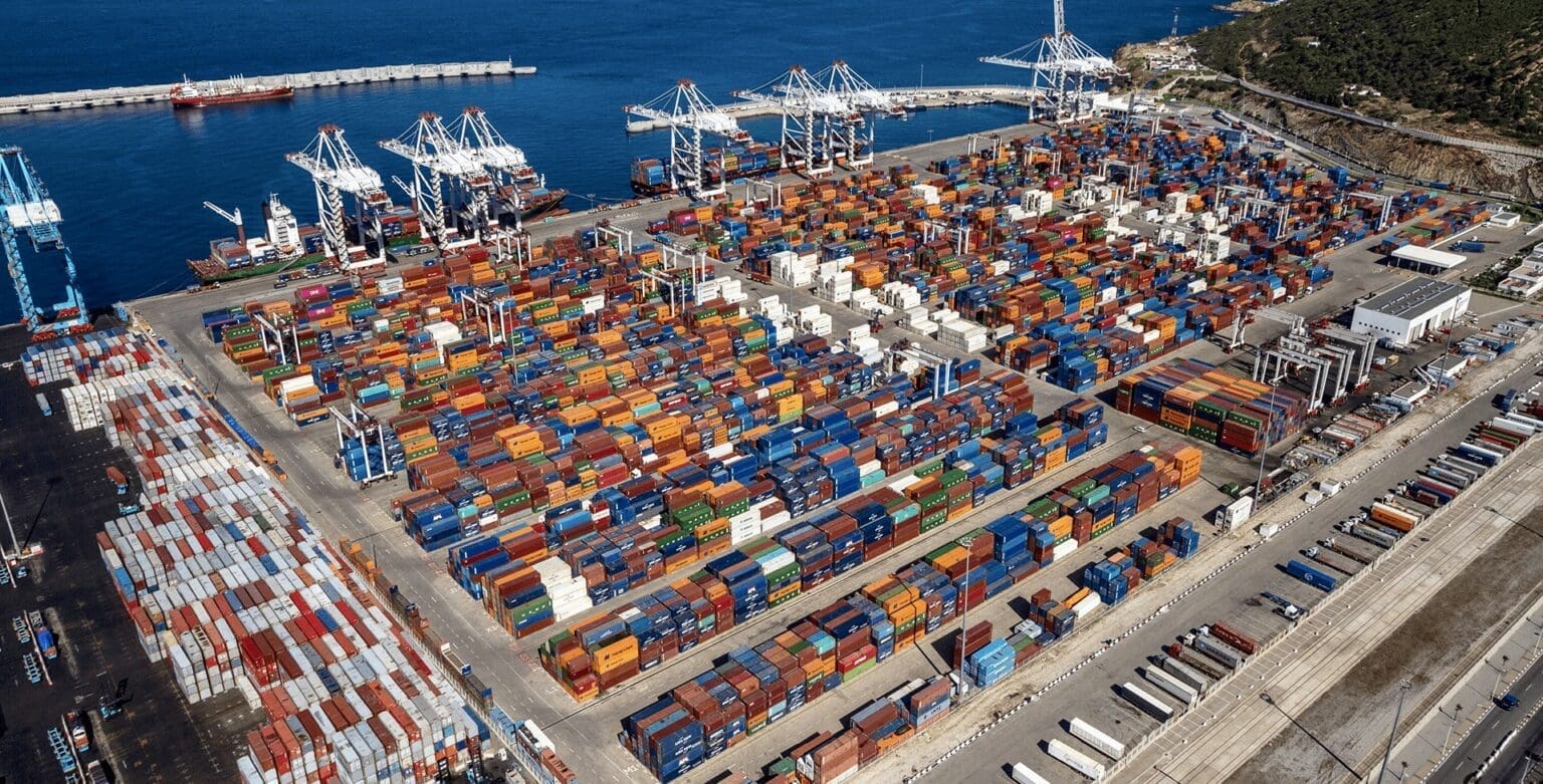 Ce trafic englobe 341.758 véhicules à l’export, qui sortent des usines Renault de Tanger et de Somaca à Casablanca, ainsi que 176.208 véhicules exportés par l'usine Stellantis de Kénitra.  