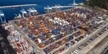Ce trafic englobe 341.758 véhicules à l’export, qui sortent des usines Renault de Tanger et de Somaca à Casablanca, ainsi que 176.208 véhicules exportés par l'usine Stellantis de Kénitra.  