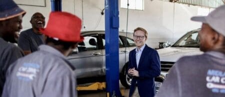 M. Pappas dit fuir la politique politicienne et mise sur cette image. "Je ne suis pas un homme de discours et de meetings", confie l'ex-étudiant en urbanisme à l'AFP. "J'aime gérer, trouver des solutions".