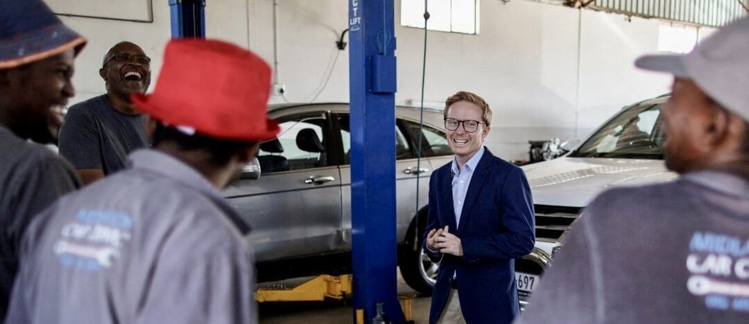 Afrique du Sud : Chris Pappas, l’ambition politique d’un Zoulou blanc (Portrait) M. Pappas dit fuir la politique politicienne et mise sur cette image. "Je ne suis pas un homme de discours et de meetings", confie l'ex-étudiant en urbanisme à l'AFP. "J'aime gérer, trouver des solutions".
