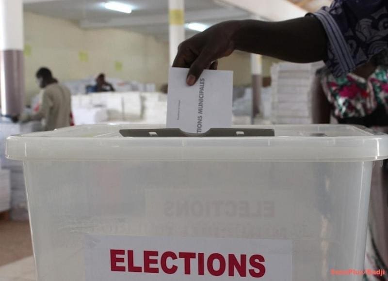 Présidentielle au Sénégal : 15 candidats demandent la tenue de l’élection avant le 2 avril "Macky Sall entame ses consultations", affiche à sa Une le journal "Le Quotidien", précisant que les électeurs seront édifiés à l’issue de ces échanges, concernant la date de l’élection de son successeur.