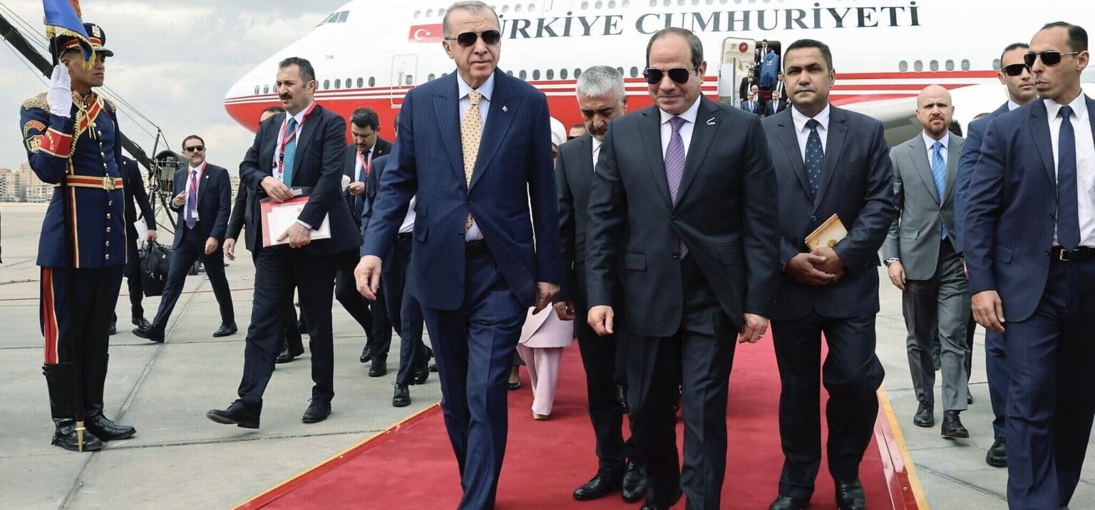 Egypte-Turquie : Erdogan rattrapé par la realpolitik La présence du dirigeant turc en Egypte, une première depuis 2012, intervient dans un contexte de normalisation des relations entre les deux puissances régionales, après une décennie de tensions déclenchées par le renversement du président Mohamed Morsi, membre des Frères Musulmans proche du régime d’Ankara, en 2013.