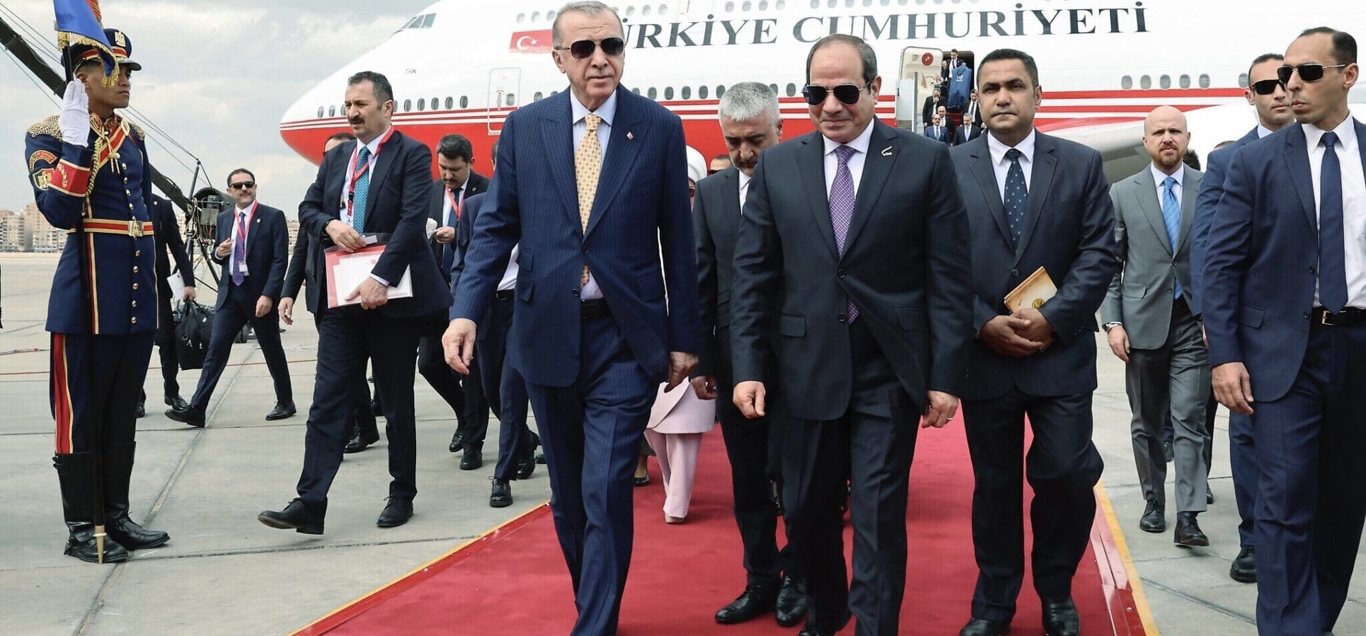 La présence du dirigeant turc en Egypte, une première depuis 2012, intervient dans un contexte de normalisation des relations entre les deux puissances régionales, après une décennie de tensions déclenchées par le renversement du président Mohamed Morsi, membre des Frères Musulmans proche du régime d’Ankara, en 2013.