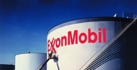 La décision d’ExxonMobil de se retirer de la Guinée équatoriale après près de trois décennies de présence active dans l’industrie pétro-gazière, pourrait se concrétiser en avance sur le calendrier initial. Selon les analystes des marchés pétroliers, l’entreprise devrait officialiser son départ dans les toutes prochaines semaines dans un contexte de réorientation stratégique de son activité.