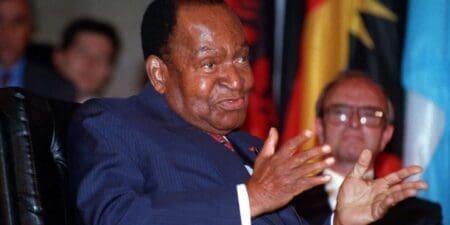 La Côte d'Ivoire a été dirigée de 1960, date de son indépendance, à 1993, année de son décès, par Félix Houphouët-Boigny. Cet Homme d'État, grand oublié des programmes scolaires aussi bien français qu’africains, occupa à plusieurs reprises des postes de ministre au sein des gouvernements de la 4e République en France, et fut également un des artisans de la Constitution française de 1958.