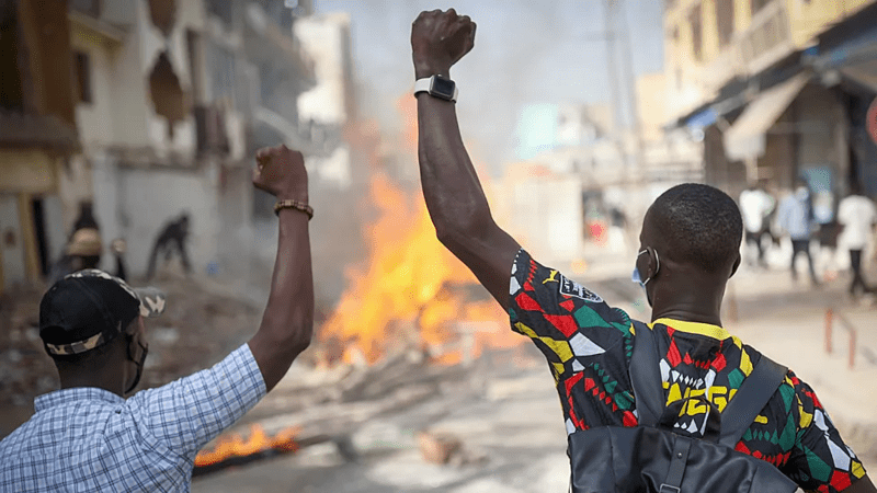 Sénégal : Plusieurs opposants libérés sur fond de crise politique "La plupart de mes clients dans les dossiers montés pour des considérations politiques sont libérés", a indiqué à l'AFP Me Cheikh Koureissy Bâ. Il a assuré que cela concernait plusieurs dizaines de détenus.