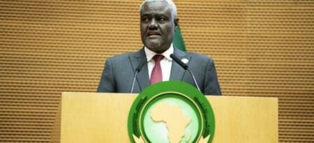 Sénégal : l’Union africaine souhaite des élections « libres et transparentes », aussi vite que possible "La situation au Sénégal pays modèle en matière de démocratie nous préoccupe plus haut point", a déclaré Moussa Faki Mahamat à l'ouverture du sommet de l'UA.