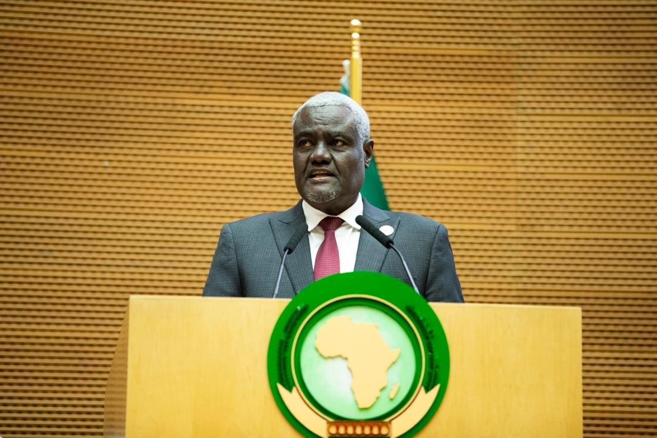 Moussa Faki Mahamat, "a été consterné d'apprendre l'annonce du gouvernement américain de se retirer de l'OMS", selon le communiqué. "Aujourd'hui, plus que jamais, le monde dépend de l'OMS pour s'acquitter de son mandat visant à assurer la sécurité de la santé publique mondiale en tant que bien commun partagé", a également affirmé Moussa Faki Mahamat, qui espère que "le gouvernement américain reconsidérera sa décision de se retirer de cette organisation mondiale clé dont il est membre fondateur".