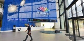 Afrique du Sud : Canal+ revoit à la hausse son offre pour acquérir MultiChoice Le Takeover Regulation Panel (TRP), l’autorité de régulation des offres publiques d’achat en Afrique du Sud, a considéré lundi 3 avril que Canal+ devait lancer une OPA sur MultiChoice avant le 8 avril. «Canal+ respecte la décision prise par l’autorité et s'y conformera. Sur cette base, Canal+ confirme avoir demandé et obtenu du régulateur une dérogation à l'obligation de respecter les délais» habituels, a déclaré le groupe français.