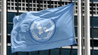 D'une part, plusieurs pays et blocs, notamment l'Union européenne, l'Espagne, Singapour, la Corée du Sud et le Japon, ont insisté pour un processus d'adoption par consensus. Cette méthode, défendue comme un gage d'harmonie, vise à prévenir les conflits potentiels liés à l'adoption de textes non consensuels. Ces acteurs ont également marqué leur volonté de s'appuyer sur les travaux antérieurs de l'OCDE afin de ne pas repartir de zéro. D'autre part, des pays tels que le Nigeria, la Colombie, la Côte d'Ivoire et la Bolivie, représentant le bloc du «Grand Sud», ont exprimé leur ouverture à l'adoption des textes par une majorité simple. Cette approche est considérée comme un moyen de progresser, même en l'absence d'un consensus total, particulièrement sur les sujets où un accord unanime semble hors de portée.