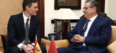 A son arrivée à l’aéroport Rabat-Salé, M. Sanchez, qui est accompagné du ministre espagnol des Affaires étrangères, M. José Manuel Albares, a été accueilli par le Chef du gouvernement, M. Aziz Akhannouch.