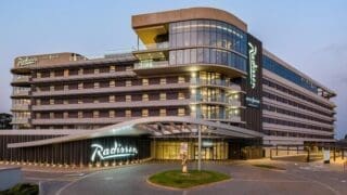 Radisson Hotel Group va ouvrir cinq nouvelles unités en Afrique «Une année prometteuse nous attend, avec cinq ouvertures d'hôtels en Afrique, consolidant notre leadership sur nos marchés clés comme l'Égypte, le Maroc et l'Afrique du Sud, tout en maintenant la croissance la plus rapide sur le continent en termes d'ouvertures concrètes», indique Ramsay Rankoussi, Vice-président du Développement commercial pour l'Afrique et la Turquie au Groupe Radisson Hotel.