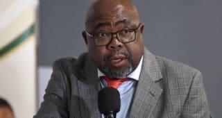 L’augmentation du nombre des chômeurs risque d'éroder le soutien des électeurs au Congrès national africain (ANC, le parti au pouvoir depuis la chute du régime d’apartheid en 1993) avant les élections prévues en mai prochain et d'exercer une pression supplémentaire sur les finances publiques fragiles du pays. Prétoria accorde une allocation mensuelle de 350 rands (environ 19 dollars) à 9 millions de chômeurs. Le président Cyril Ramaphosa s'est engagé à augmenter le nombre des bénéficiaires de cette indemnité et à la revaloriser.