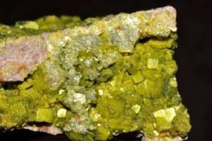 Le prix au comptant de l’uranium a dépassé 100 dollars la livre en janvier 2024, une première depuis 2007. Le regain d’intérêt pour le nucléaire ces dernières années, avec la possibilité de tripler la capacité d’énergie nucléaire installée à travers le monde d’ici 2050, ont favorisé un rallye des prix de l’uranium qui a culminé le mois dernier en raison d’inquiétudes sur l’offre. Le premier producteur mondial, la société kazakhe Kazatomprom, a en effet annoncé en janvier ne pas pouvoir atteindre ses objectifs de production en 2024 et 2025.