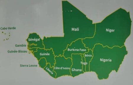 Les trois pays sahéliens ont de nombreuses similitudes : ce sont d’anciennes colonies françaises, enclavées, parmi les pays les plus pauvres de la CEDEAO, dirigées par des militaires avec une nouvelle orientation de politique étrangère se tournant de plus en plus vers la Russie et la Chine, tout en s’éloignant simultanément de la France et de l’Europe, en plus de souffrir d’incursions de groupes armés transfrontaliers et d’instabilité politique depuis des décennies.