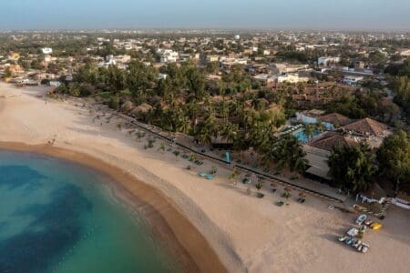 Reportage- La crise politique au Sénégal met à mal la saison touristique En cette période de l'année, les plages de Saly sont généralement pleines de touristes européens venus chercher le soleil. Mais, affirme Adjo Fatou Sene, cette année, ils sont moins nombreux, "une mauvaise chose": "si on ne vend pas, on ne peut pas nourrir nos enfants".