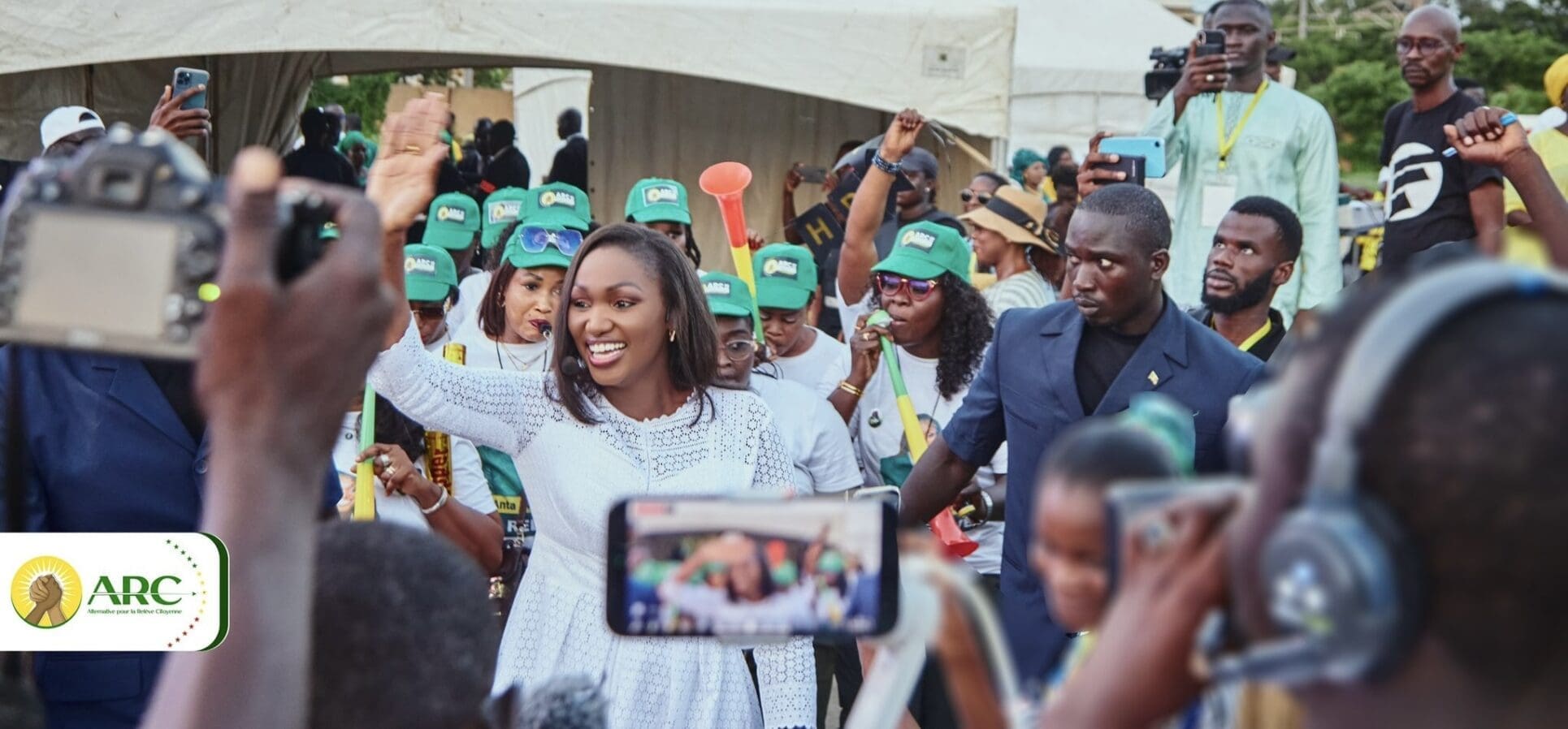 "Aujourd'hui, en tant que seule femme candidate à l'élection présidentielle, je suis le porte-drapeau des femmes sénégalaises. Les femmes sénégalaises sont très travailleuses et courageuses, mais elles ont besoin de soutien et de formation professionnelle. L'un de nos projets les plus importants est la création d'une banque nationale des femmes qui contribuera à l'indépendance économique des femmes et financera leurs projets."
