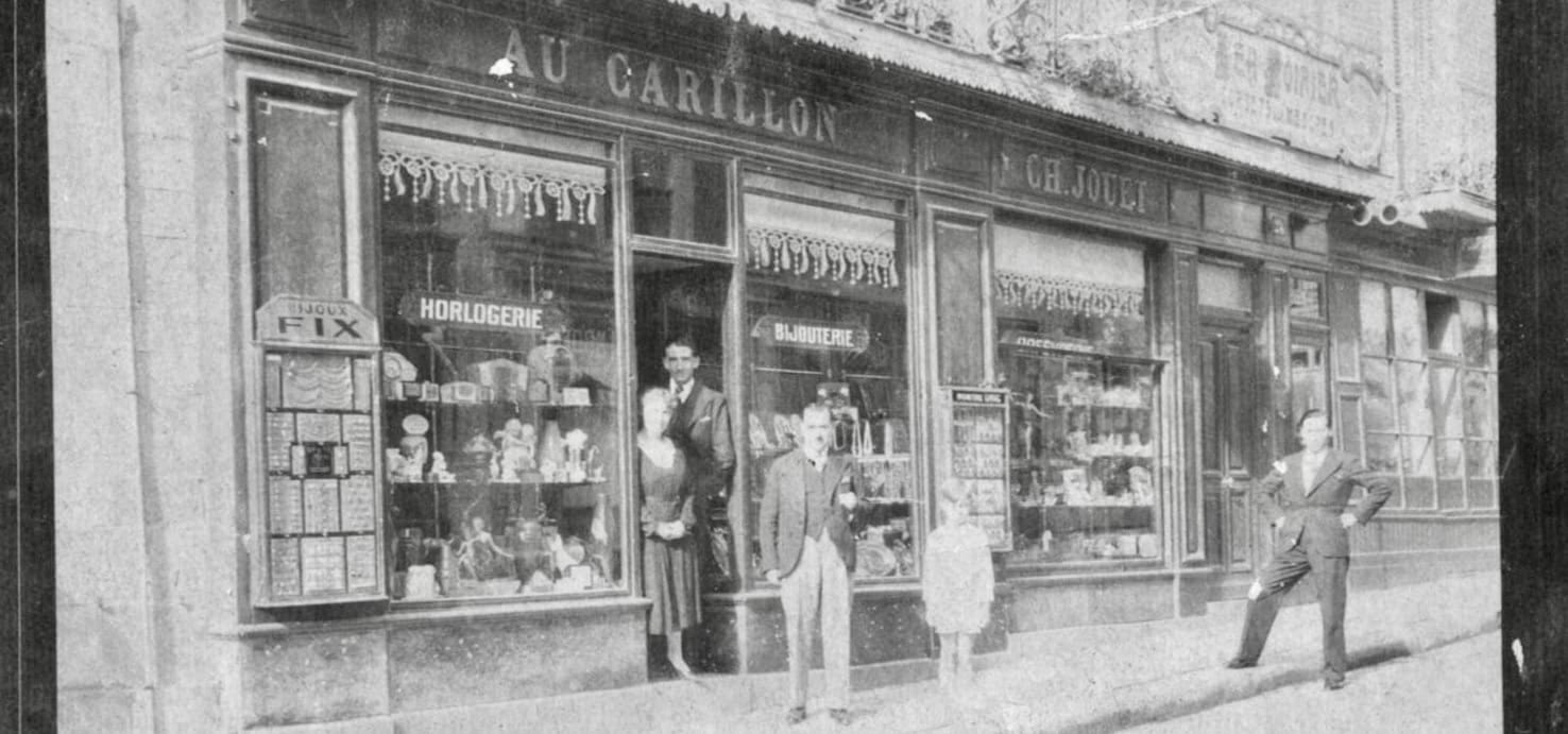 Rue du Pourquoi-Pas : qui était cette horlogère audacieuse très liée à la mer et au Sillon de Saint-Malo ? Fondatrice d’une bijouterie-horlogerie en activité jusqu'en 1959 («Au Carillon»), Marie Lognoné (1897-1984) a exercé le métier d’horlogère pendant plusieurs décennies rue Duguesclin à Vitré. A la fin de sa carrière, elle avait choisi de réaliser un vieux rêve : s’installer pour la fin de ses jours dans un havre de paix au contact des vagues indisciplinées de la côte d’Emeraude.