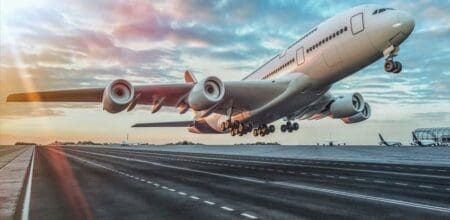 Sur les quelques 40 millions de vols exécutés en 2023 un seul accident mortel est survenu faisant 72 morts et encore il a été dû à une très grossière erreur de pilotage. Autrement dit on frôle l’excellence en matière de sécurité et plus il y a de trafic, plus il faut transporter de passagers plus on multiplie les vols et moins il y a d’incidents.
