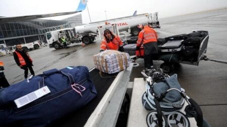 Tribune – Transport aérien – Le casse-tête du traitement des bagages La généralisation des bagages cabine va également de pair avec le désir de s’affranchir des délais parfois un peu insupportables lors de la délivrance des valises à l’arrivée des vols. En dépit de très nombreux investissements, les très grands aéroports sont toujours confrontés à la difficulté de décharger les avions et de transférer les bagages sur les tapis aux arrivées. L’attente peut atteindre jusqu’à plus d’une heure. Et puis il reste toujours la crainte de la perte des bagages et même si celle-ci est de l’ordre de 3%, l’inquiétude reste toujours présente chaque fois que le passager enregistre sa valise.