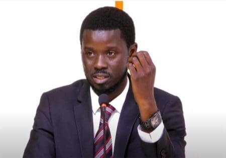 Jimmy Kande, Directeur pour l'Afrique de l'ouest francophone de la Plateforme de protection des lanceurs d'alerte en Afrique (PPLAAF), a vu dans l'adoption possible d'une telle loi "un signal très fort", lors d'une conférence de presse à Dakar. Il a déclaré que seuls 11 des 54 pays africains, et aucun francophone, disposaient de lois protégeant les lanceurs d'alerte.