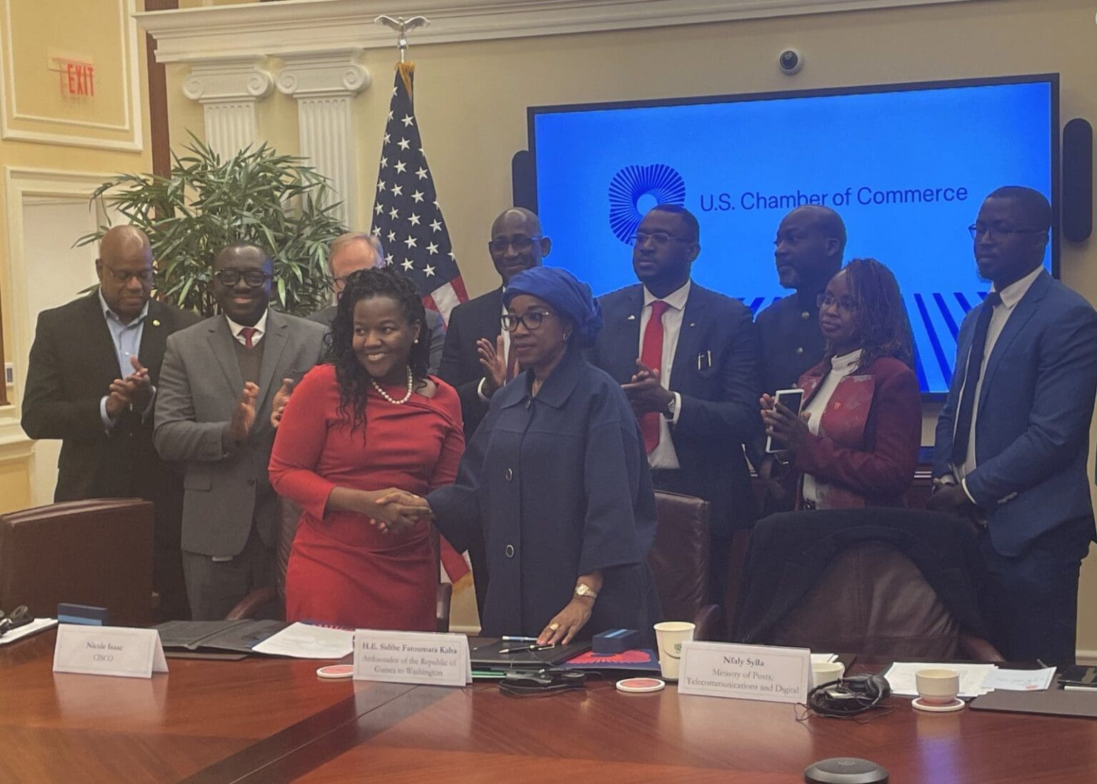 Cybersécurité : La Guinée mise sur l’expertise de majors américains Ces deux accords avec les géants américains de la cybersécurité et du numérique interviennent quelques semaines après que la Banque mondiale a débloqué un financement de 60 millions de dollars à Conakry pour la réalisation de divers projets numériques dans le cadre du Programme d’intégration numérique régionale de l’Afrique de l’Ouest.
