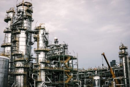 La raffinerie géante de 650 000 barils par jour devrait redessiner les flux mondiaux de pétrole et de carburant, et la communauté commerciale surveille de près la manière dont elle fonctionnera.