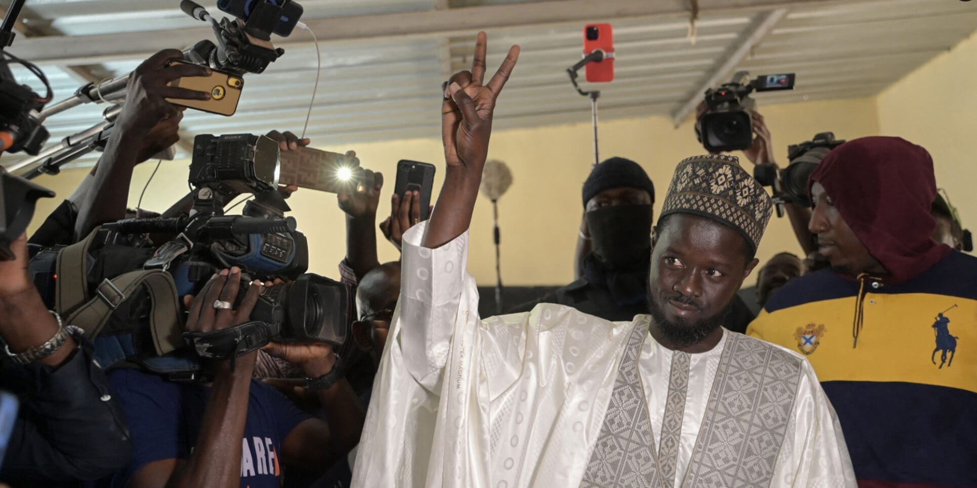 "Les gens ont soif de changement quand on voit ce qui se passe dans ce pays en matière de corruption, de non-respect du droit, et celui qui incarnait le plus ce changement, c'est Ousmane Sonko", l'opposant qui a adoubé M. Faye pour le suppléer après avoir été disqualifié de la présidentielle, a dit à l'AFP El Hadji Mamadou Mbaye, enseignant chercheur à l'université de Saint-Louis.