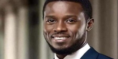 Sénégal : Les chantiers prioritaires du 5e Président Le 5e Président du Sénégal assure également qu’au niveau national, parmi les chantiers prioritaires, figurent en bonne place : «la réconciliation nationale », une refonte des institutions, « l'allègement sensible du coût de la vie», la lutte contre la corruption sous toutes ses formes…