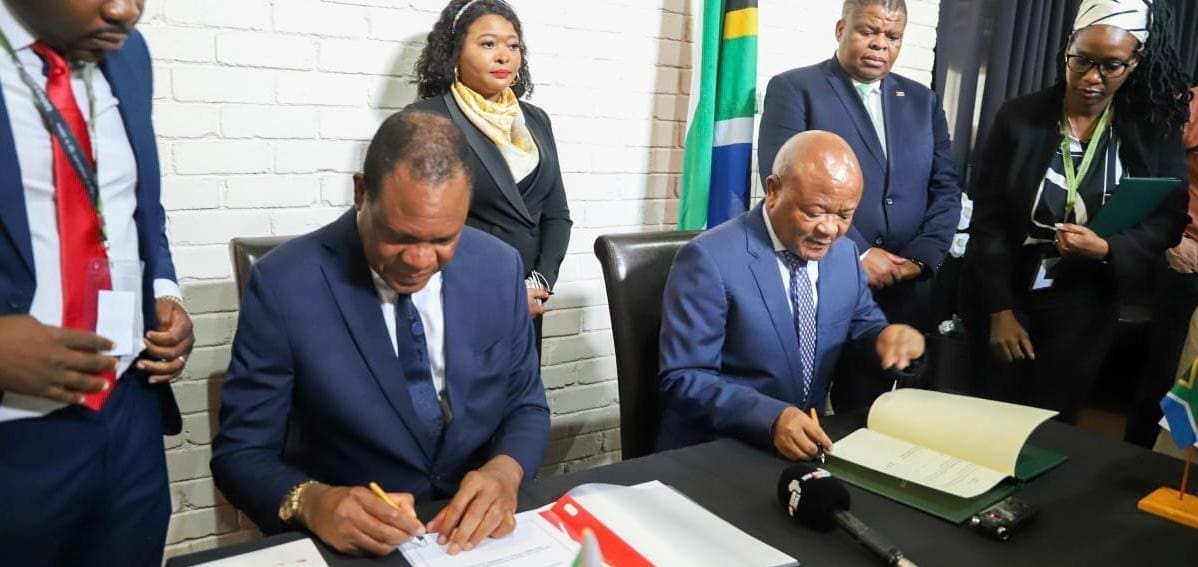 Pénurie d’eau : le Zimbabwe au chevet de l’Afrique du Sud L’Afrique du Sud souffre d'une demande en eau excessive, alors que les quantités disponibles sont insuffisantes pour répondre aux besoins des différents secteurs économiques et des consommateurs, notamment dans un contexte marqué par une sécheresse persistante.