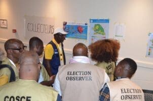 Présidentielle : les Sénégalais entament le dépouillement au résultat indécis La société civile, l'Union africaine, la Communauté économique des Etats de l'Afrique de l'Ouest (Cedeao) et l'Union européenne déploient des centaines d'observateurs. Les Sénégalais devaient initialement voter le 25 février. Les urnes et les bulletins de dimanche arboraient toujours cette date.