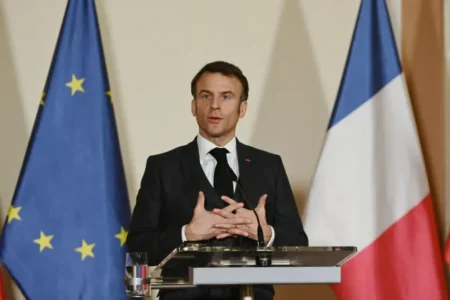 Le président Emmanuel Macron a expliqué jeudi aux chefs de partis qu'il n'y avait "aucune limite", "aucune ligne rouge" au soutien de la France à l'Ukraine, en guerre contre la Russie, ont rapporté les responsables du PCF et du RN Fabien Roussel et Jordan Bardella en sortant de l'Élysée.