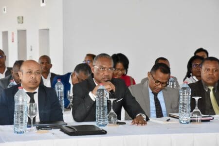 Le Secrétariat général de la présidence sous la houlette du SGP Claude Fanohiza s’attelle dès mi-février à une revue de mi-parcours des actions. L’équipe de coordination mise en place entend impulser et dynamiser la mise en œuvre des politiques publiques. Le 20 février 2024, le SGP et le Programme des Nations Unies pour le développement (Pnud) lancent un processus d’accompagnement dénommé «100 Quick Wins.»
