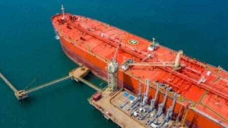 L’OMI accuse plusieurs navires battant pavillon camerounais de faire partie de la flotte de « navire fantôme » qui permettent à la Russie d’exporter son pétrole et de contourner ainsi, les sanctions européennes permettant en vendant à plus de 60 dollars le baril, le plafond fixé par Bruxelles. Les griefs de l’OMI ont été transmis au gouvernement camerounais, un brin, embarrassé.
