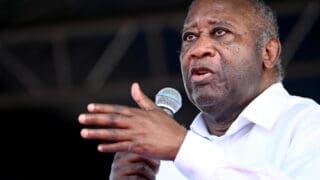 Côte d’Ivoire : Ggagbo n’a pas l’intention de prendre la retraite Laurent Gbagbo est pourtant inéligible au regard de la loi ivoirienne. Acquitté par la Cour Pénale Internationale (CPI), l’ancien chef de l’Etat avait été condamné en 2018 par la justice ivoirienne à 20 ans de prison pour le «braquage» de la Banque centrale des Etats d'Afrique de l'Ouest (BCEAO) en 2011, entraînant la déchéance de ses droits civiques et politiques, et donc sa radiation des listes électorales.