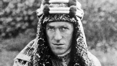 Originaire de Tremadoc au nord du pays de Galles, Thomas Edward Lawrence, dit Lawrence d’Arabie (1888-1935) est un célèbre colonel connu pour son engagement dans la grande révolte arabe entre1916 et 1918. Son périple en Bretagne n’a l’objet d’aucune étude régionale, à la différence d’autres territoires comme l’Occitanie ou la Nouvelle Aquitaine.