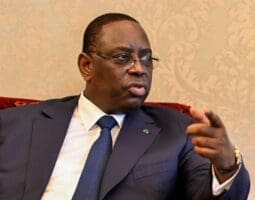 Sénégal -Élection présidentielle : Le Conseil constitutionnel s’aligne sur la date du 24 mars Pour rappel, l’étude réalisée par le nouveau Premier ministre Ousmane Sonko a révélé que le ratio de la dette par rapport au produit intérieur brut (PIB) atteignait en moyenne 76,3 % au cours des cinq dernières années sous la présidence de Sall, bien au-delà des 65,9 % annoncés. Elle montre également que le déficit budgétaire atteignait plus de 10 % du PIB à la fin de 2023, soit près du double des chiffres communiqués précédemment.