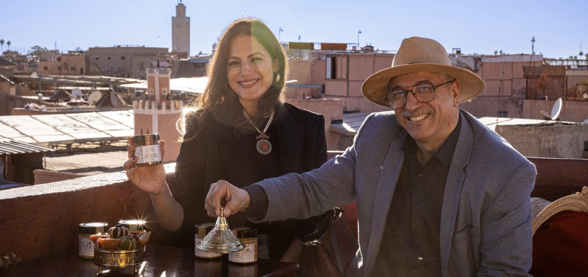 C’est ici, dans ce site classé au patrimoine mondial de l’Unesco, que Zineb Iraqi, entrepreneure sociale et co-fondatrice de la coopérative Maison Malake, vient chercher l’inspiration pour développer ses produits. Carrefour de civilisations et de routes commerciales depuis des siècles, Marrakech la fascine. «J’y vais souvent avec mes associés pour essayer de nouvelles saveurs et développer de nouvelles recettes», raconte-t-elle.