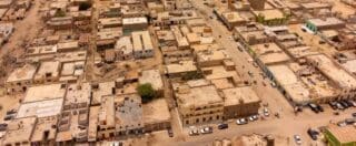 Afrique : La BAD va accompagner des projets dans quatorze municipalités et collectivités locales Face à l’urgence d’améliorer la résilience des villes et de leur capacité à s’adapter aux changements climatiques, note le communiqué, les projets liés à l’eau auront une place prépondérante. Il s’agit des projets d’assainissement et de drainage des eaux à Maroua, au Cameroun, des réseaux d’assainissement à Accra (Ghana), du traitement de l’eau potable dans la région du Caire (Egypte), de l’aménagement du littoral à Nouakchott (Mauritanie) et de la planification d’infrastructures résilientes aux risques climatiques dans la ville du Cap, en Afrique du Sud.