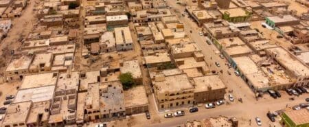 Face à l’urgence d’améliorer la résilience des villes et de leur capacité à s’adapter aux changements climatiques, note le communiqué, les projets liés à l’eau auront une place prépondérante. Il s’agit des projets d’assainissement et de drainage des eaux à Maroua, au Cameroun, des réseaux d’assainissement à Accra (Ghana), du traitement de l’eau potable dans la région du Caire (Egypte), de l’aménagement du littoral à Nouakchott (Mauritanie) et de la planification d’infrastructures résilientes aux risques climatiques dans la ville du Cap, en Afrique du Sud.