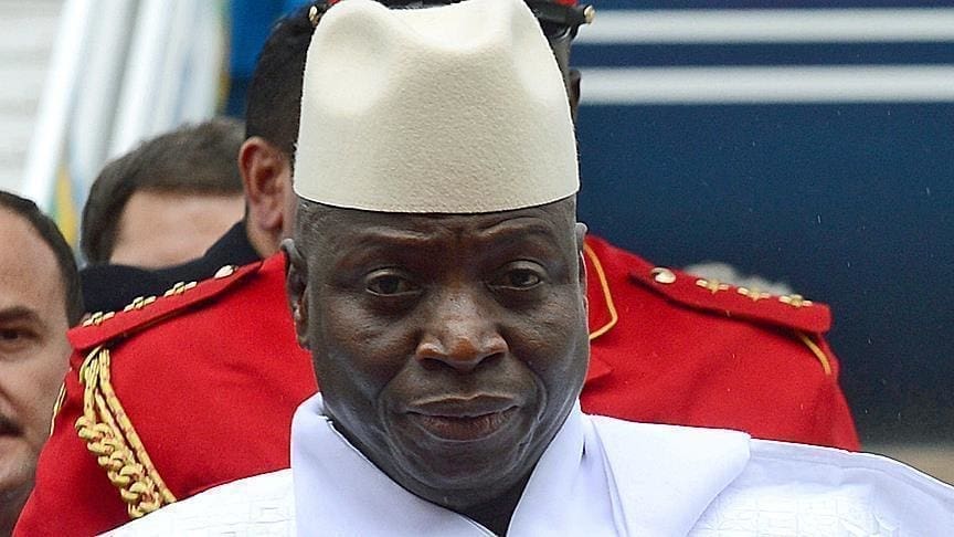 Gambie : L’étau judiciaire se resserre autour de Yahya Djammeh Mais un point crucial entre dans l’équation : Yahya Jammeh est réfugié en Guinée Équatoriale. De multiples obstacles concernent une éventuelle extradition. Car Malabo n’est pas membre de la Cédéao, mais le partenariat du pays avec l’organisation sous-régionale pourrait mettre une forte pression sur la Guinée Equatoriale pour livrer l’ex-président. La cour devrait avoir compétence pour organiser des procès hors de Gambie : Yahya Jammeh pourrait donc être jugé à l’étranger si besoin. Et il n’est pas question qu’il soit jugé par contumace, prévient le gouvernement gambien.