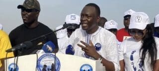 Tchad : Succès Masra, le co-pilote qui veut devenir pilote « J’ai entendu votre appel et je réponds présent ; Je suis candidat à l’élection présidentielle du 6 mai 2024 pour servir, réparer les cœurs, réunir les talents et réconcilier le peuple autour de l’essentiel de justice et égalité, afin de libérer les énergies de transformation du Tchad ; Je suis candidat pour être le pilote principal de l'avion, à vous de choisir la combinaison gagnante que vous voulez. Qui doit être pilote, et qui doit être co-pilote dans l'avion » a-t-il lancé à ses partisans réunis le week-end dans un congrès extraordinaire de son parti Les Transformateurs