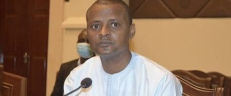 Cette initiative annoncée à 2 mois de l’élection présidentielle, fait partie des nouvelles mesures sociales prises afin d’alléger le fardeau financier des populations face à la vie chère, justifie le ministre des Finances, Tahir Hamid Nguilin. En plus de prendre en charge les frais en cours, cette mesure est rétroactive car elle prend en compte également les arriérés des factures d’eau et d’électricité des ménages.
