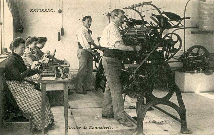 De fil en aiguille vers l’industrialisation du textile et du métier circulaire depuis la rue des Vieux Greniers Pierre, frère d'Augustin Jeanneau (1902-1992), atteint dès sa jeunesse de la tuberculose, dut être hospitalisé de longs mois à Châteaubriant où un grand spécialiste pneumologue le soigna. Après sa longue convalescence, Augustin lui proposa de venir dans l'entreprise pour s'occuper des ateliers de Coron, de Vezins et des Gardes. Il accepta et, chaque semaine, il s'y rendait avec la Peugeot 202 noire de l'entreprise (modèle des années 1946).